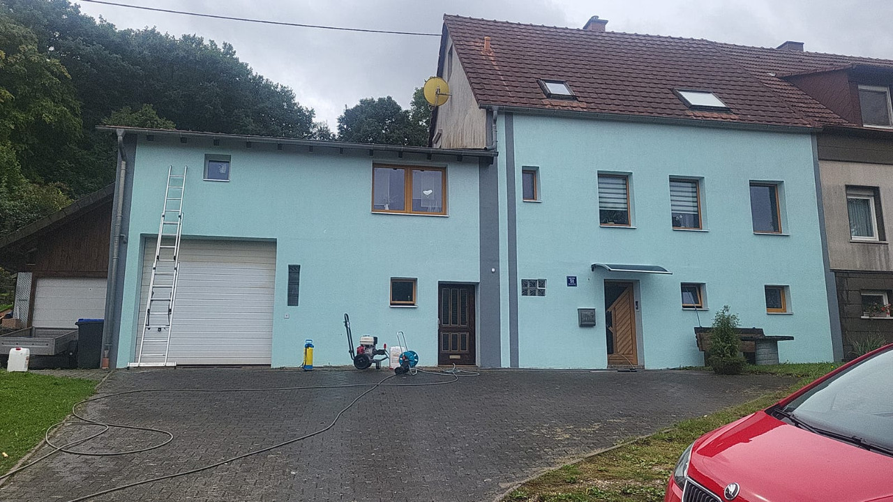 Referenz: neu gestrichene blaue Hausfassade
